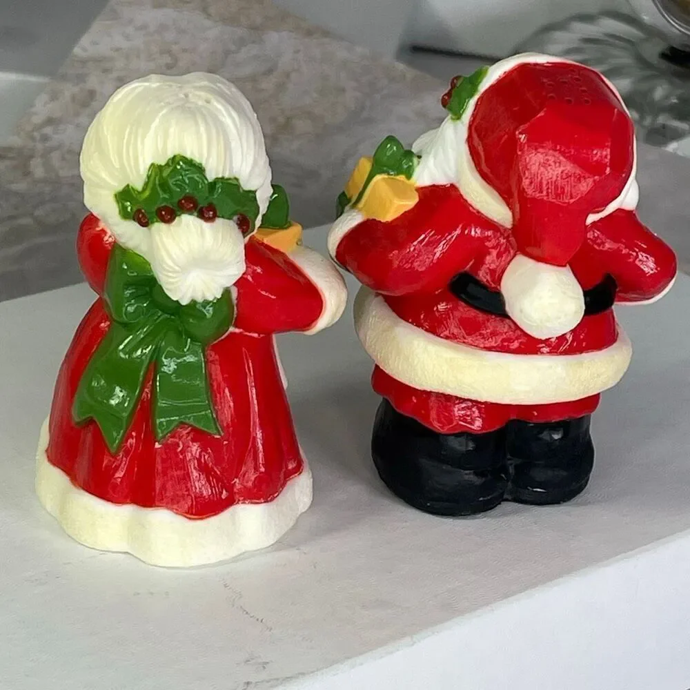 Vintage Hallmark Santa & Mrs. Clause salt n pepper shakers.